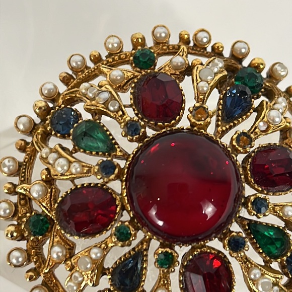 Capri Signed Round Vintage Glass Cabochon Crystals Pearl Gold Tone Metal Brooch - Picture 8 of 15